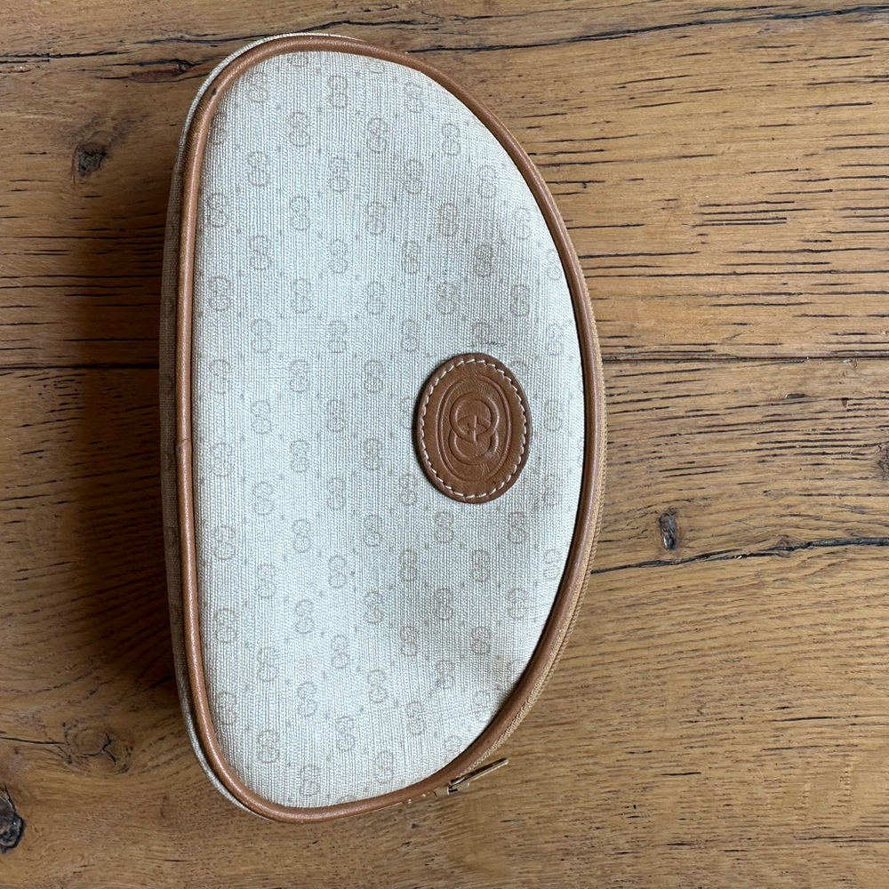 GUCCI Beige Oval travel Pouch